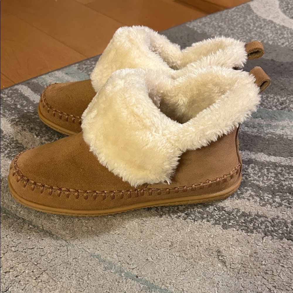Minnetonka Tan and Cream Kids Slippers - Picture 2 of 3